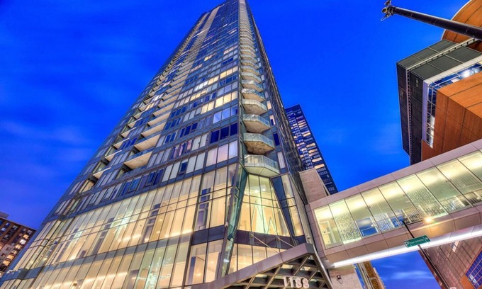 Ville-Marie Condo | What a view! Downtown Montreal 43rd floor luxury condo with parking