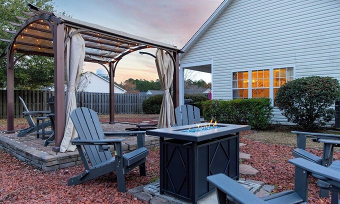 Murraysville House | Wheatfields Home · Amazing Location+Fire Pit+Games| Backyard Bungalow