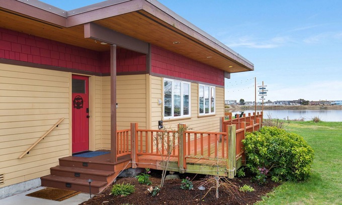 Lagoon Point Cottage | Whidbey Waterfront Retreat- Fireplace - Steps to Beach - Bird Watching