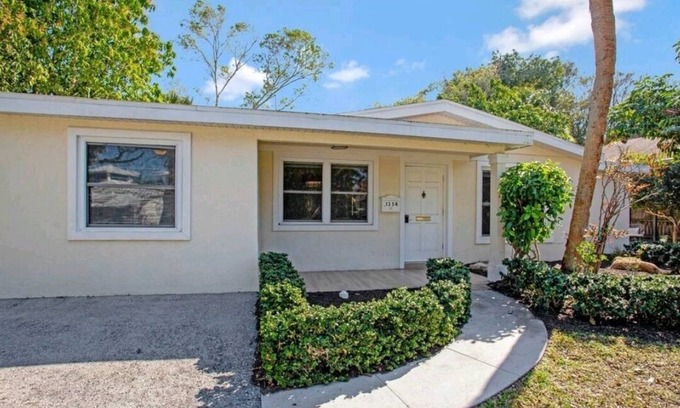 Lake Park House | Whispering Palms Beach House-4BD/2BA-sleeps 8 Pet ok-Very central area in Naples