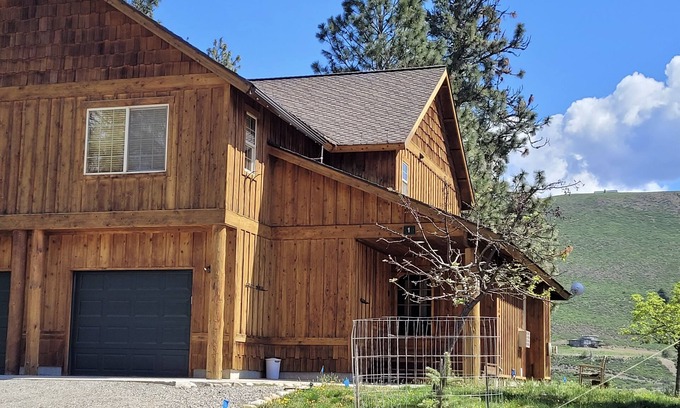 Winthrop Condo | Whispering Pines Condo-Close to Downtown Winthrop and Ski Trailhead!