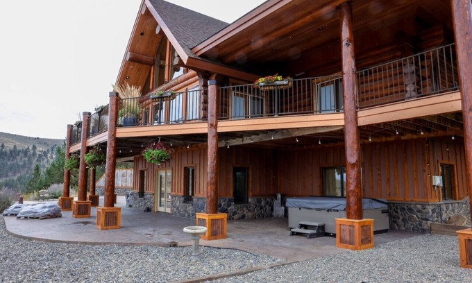 Baker City Apartment | Whispering Pines Lodge