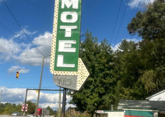 Asheville Hotel | Whispering Pines Motel