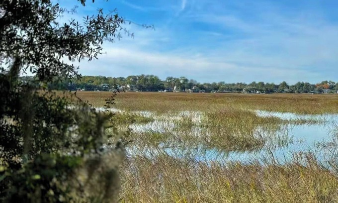 Beaufort House | Whispering Shoals - Sleeps 6 - Waterfront home