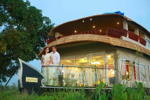 Alappuzha Hotel | Whispering Waters Houseboat