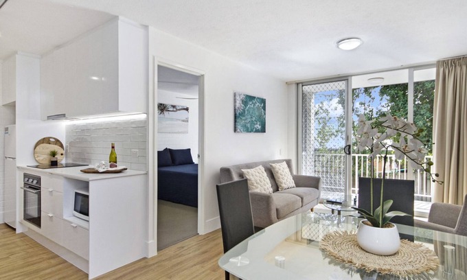 Coolangatta Apartment | White Caps Unit 3- 400 metres to Kirra Beach, cafes and restaurants