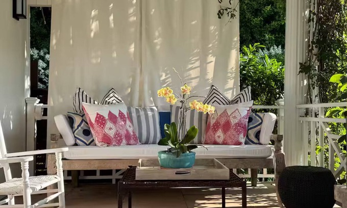 Egypt Lane Historic District House | White Contemporary in Classic Estate SOH for 3 max
