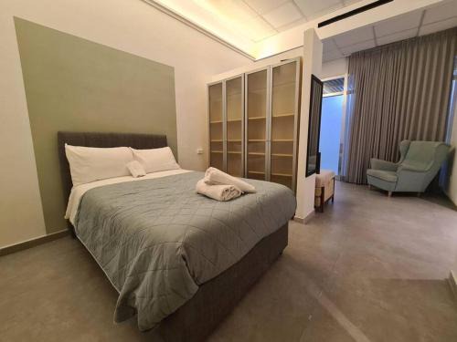 Nachlaot Apartment | White Elephant