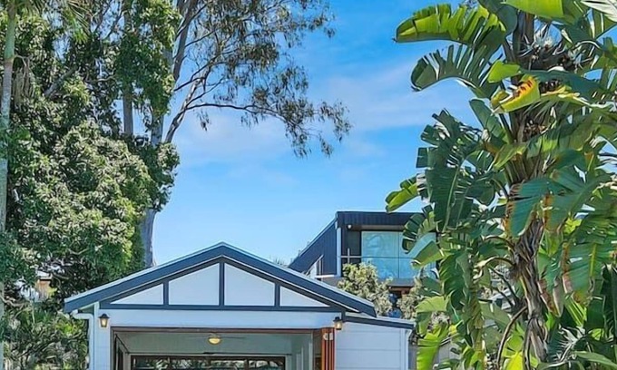 Coorparoo House | White Hill Bungalow Poolside Fun for Families