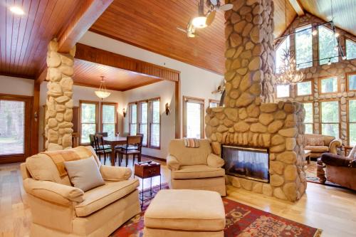 Gassville House | White River Access and Views Retreat in Gassville!