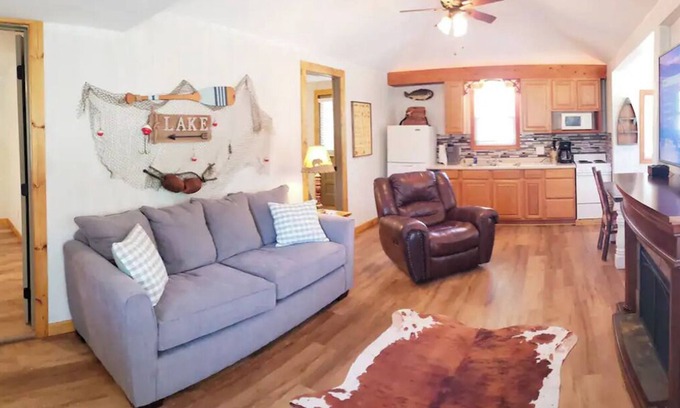 Branson Cabin | White River Cabin on Lake Taneycomo - Resort Pool - Dock