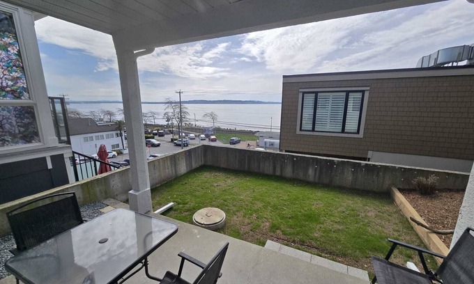 White Rock House | White Rock Beach Suite | Oceanfront suite + Free Parking