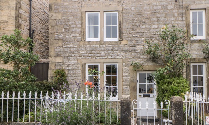 Youlgreave Cottage | WHITE SWAN COTTAGE, pet friendly, with open fire in Youlgreave