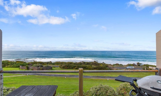 Wongarra Apartment | Whitecrest 10 - Front row views of the Southern Ocean - Great Ocean Road Apollo Bay