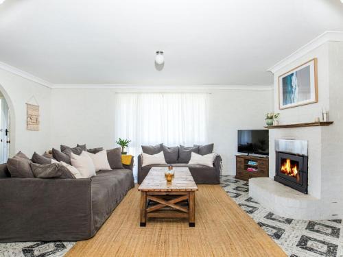 Callala Beach House | Whitewash I Pet Friendly I 5 Mins Walk to Beach