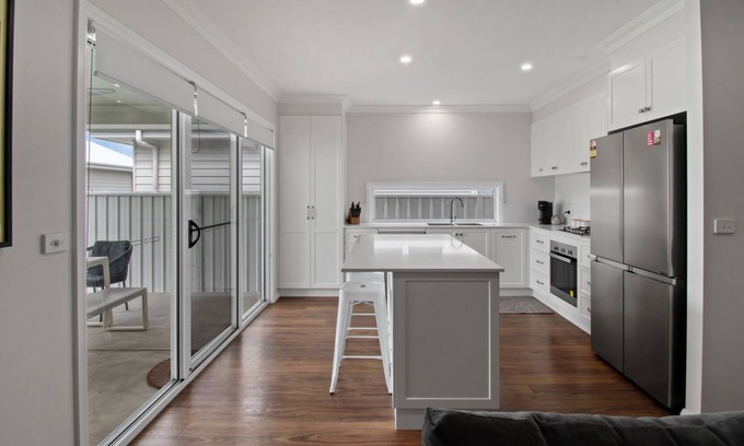 Wagga Wagga House | Whitewood Retreat | Modern Elegance, Serene Stay
