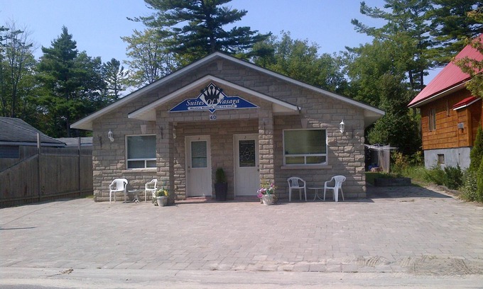 Wasaga Beach House | Whole Building Suites of Wasaga Beach 2