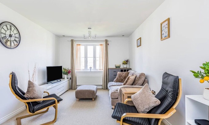 Chichester Apartment | Whyke Haven * Modern Apartment w/Private Parking