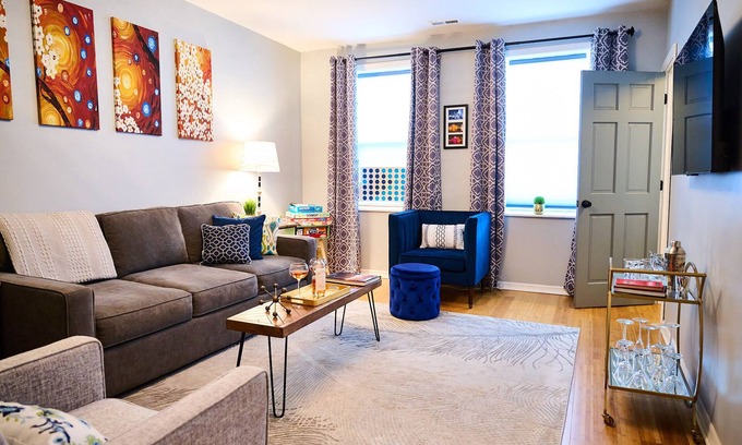Noble Square Apartment | Wicker Park 2Bdrm Near Downtown & Salt Shed Last Minute Special 99.00 Sept 18-22