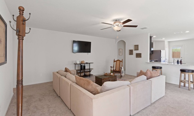 New Braunfels House | WiFi | Fire Pit | Trails | Weekly & Monthly Stay