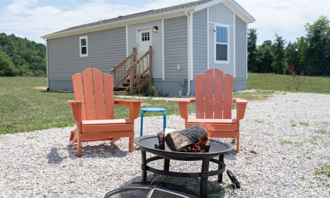 Hazel Green Apartment | WiFi, Firepit, Fishing Pond - FarmView