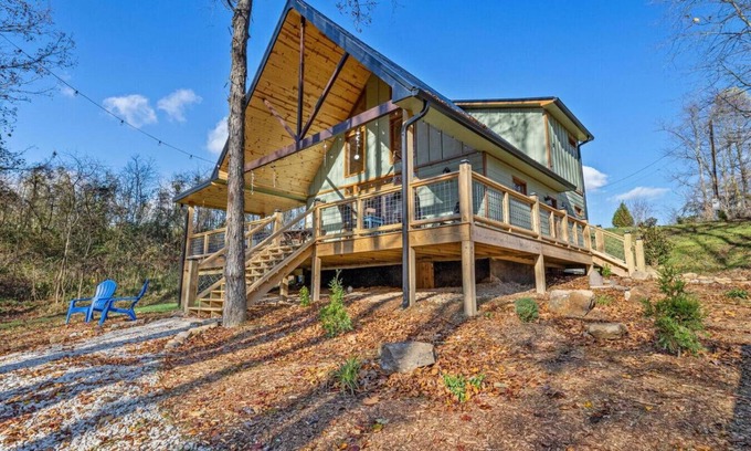 Rogers Apartment | WiFi, Hot Tub & Pets - EagleRock Retreat in RRG!