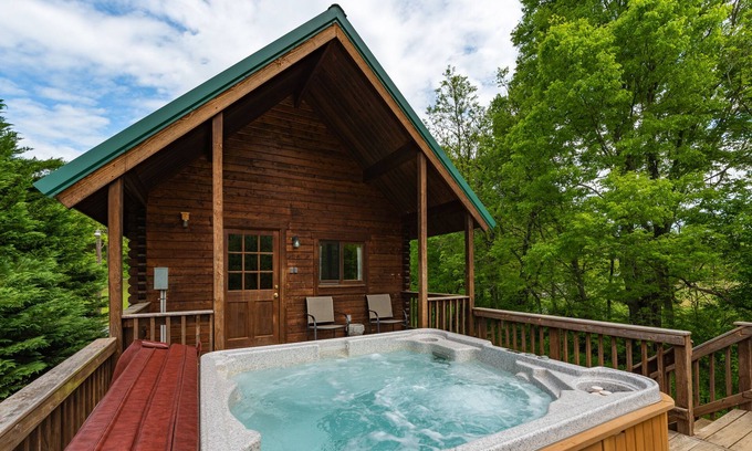 Luray Cabin | WIFI! Hot tub Riverfront Mountain Views! Close to Luray Caverns, Shenandoah Park
