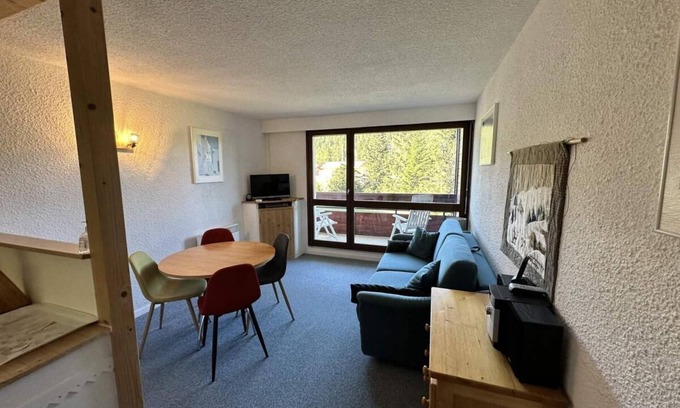 Correncon-en-Vercors Apartment | Wifi, ski-in/ski-out & foot of the slopes, 2nd floor, balcony, tv, 30m², Villard de Lans