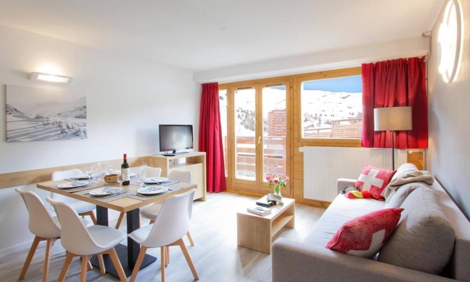 Plagne Centre Apartment | Wifi, ski-in/ski-out & foot of the slopes, fitness, tv, ski locker, 60m², La Plagne