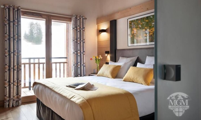 Manigod Apartment | Wifi, ski-in/ski-out & foot of the slopes, swimming pool, sauna, hammam, balcony, parking, tv, 70m²