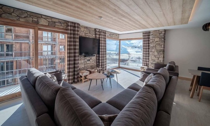 Tignes le Lac Apartment | Wifi, ski-in/ski-out & foot of the slopes, 4th floor, swimming pool, sauna, hammam, balcony, tv