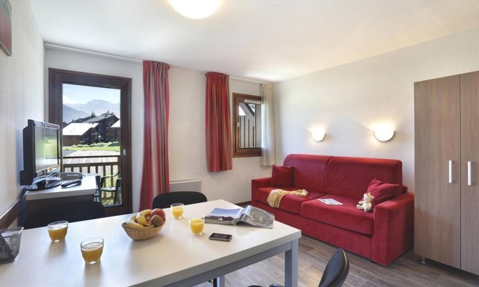 Morillon Apartment | Wifi, view street, swimming pool, terrace, balcony, parking, tv, ski locker, 28m², Morillon