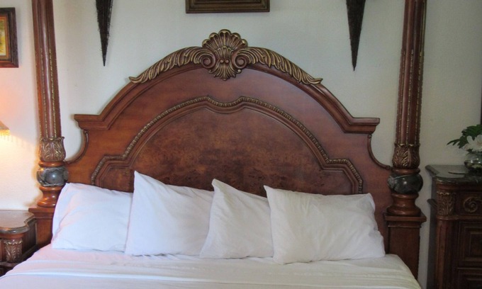Oceano Condo | WIFI, Walk to the Beach, Kitchen, Nature Trail, Gold Flatware, Great Artwork!