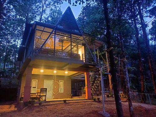 Lakkidi Ski Chalet | Wild root stay- Aster Chalet