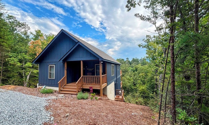 Lake Lure House | Wild Rose Cottage with Full Access to Rumbling Bald Amenities in Lake Lure!