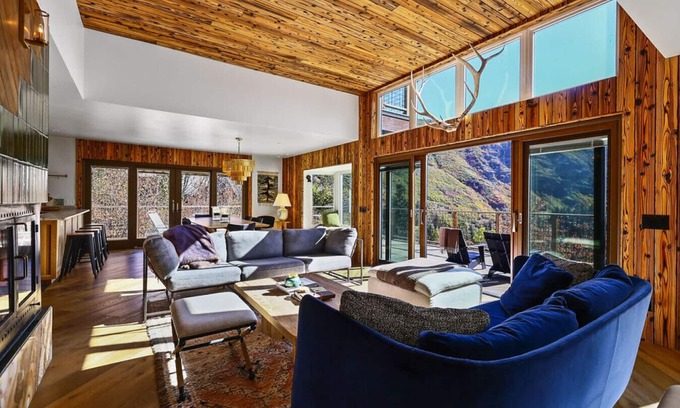 Sundance Cabin | Wildflower at Sundance Deluxe design Hot tub Mountain views Huge decks Open space & ping pong