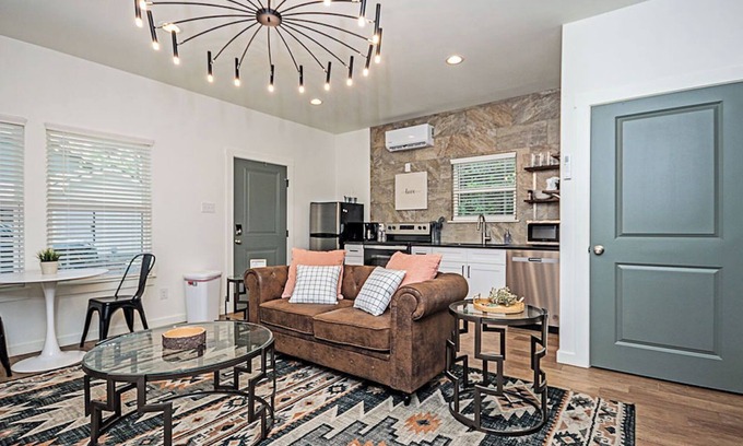 Nacogdoches Cottage | Wildwood Cottage/3 blocks from downtown Nac/King Bed/WiFi/Covered Parking