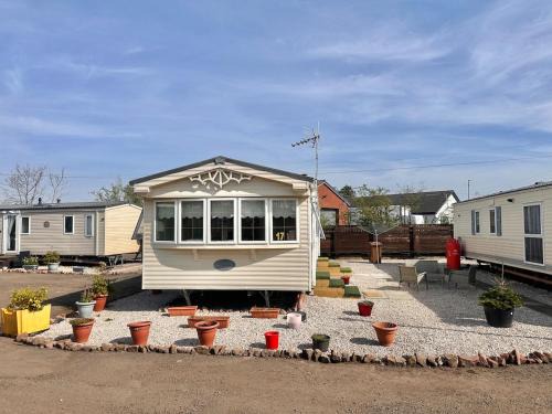 Glasgow Apartment | Willerby Granada 2-Bedroom Located in Uddingston, Glasgow at Maryville Caravan Site