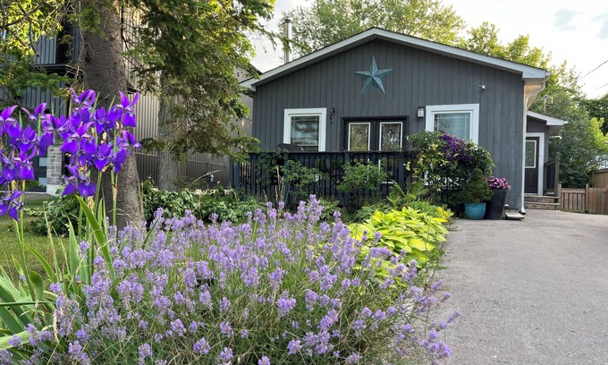 Georgina Cottage | Willow Beach Renovated Cottage Retreat. Pet-Friendly!