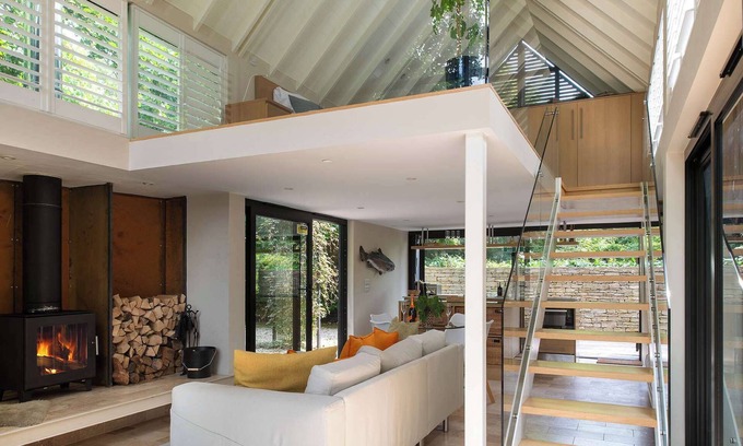 South Cerney Cottage | Willow | Glass Lake Retreat with Hot Tub for Two