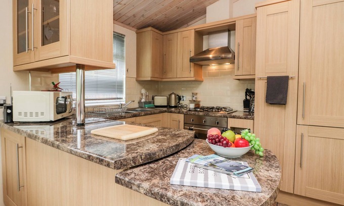 Troutbeck Cottage | WILLOW LODGE, family friendly, with a garden in Windermere
