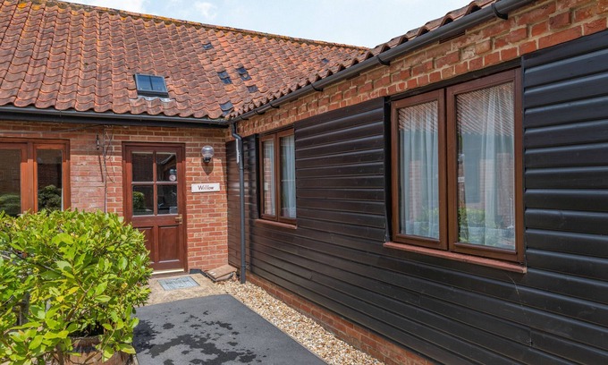 Wood Norton Cottage | WILLOW, romantic, with a garden in Wood Norton
