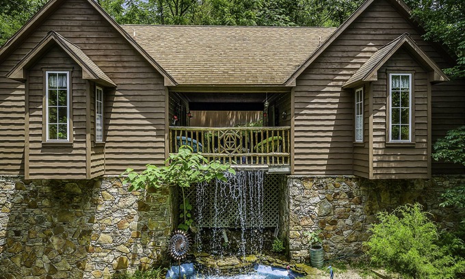 Eureka Springs Historic District Cabin | Willow@The Woods Cabins -Charming cabin 5 minute walk to downtown Eureka Springs