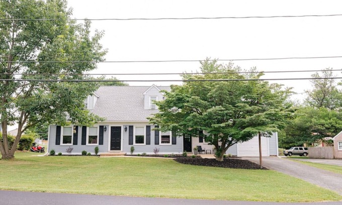 Witmer House | Willowdale Cottage * Hot Tub * Close to Attractions