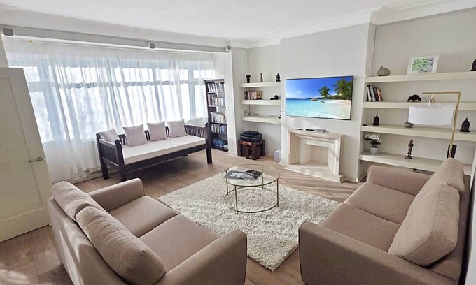 Hillside Apartment | Wimbledon retreat near village & park