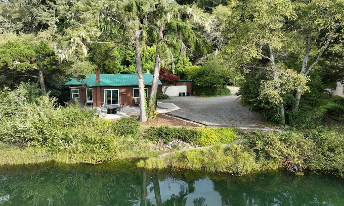 Brookings House | Winchuck Riverfront Home