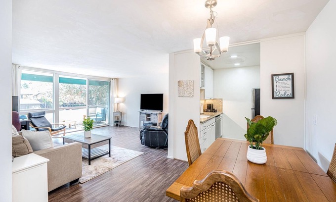 Beach Barber Tract Condo | Windansea Beach Condo! Located in quiet area close to everything!