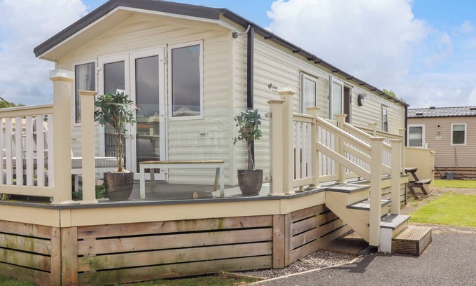 Morecambe Cottage | WINDERMERE LODGE, pet friendly, country holiday cottage in No Village