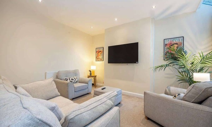 Reddish House | Windmill House Summar