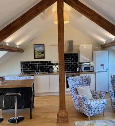 Stroud Apartment | Windows over Stroud - 2BR Penthouse in Historic Building